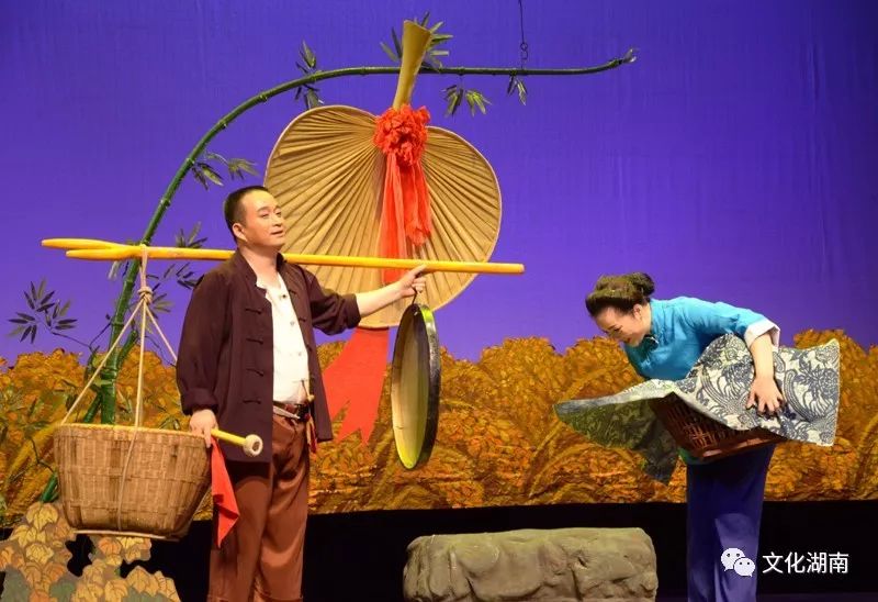 演出现场《打铜锣》《补锅》皆为农村题材的现代小戏,在运用花鼓戏的