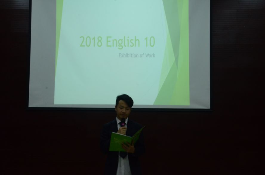 405会议室举行,由10年1班的龚羿嘉同学和12年3班的骆艺涵同学双语主持