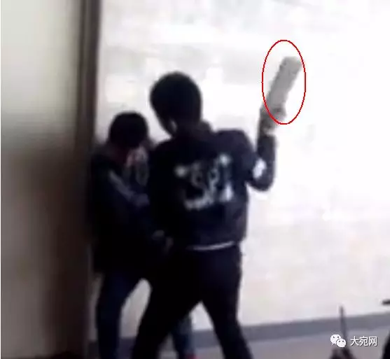 南阳发生校园欺凌事件,一男孩被多名同学连续施暴殴打
