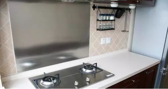 不锈钢很常见,厨房水槽,水龙头,灶台台面等大部分都是不锈钢的.