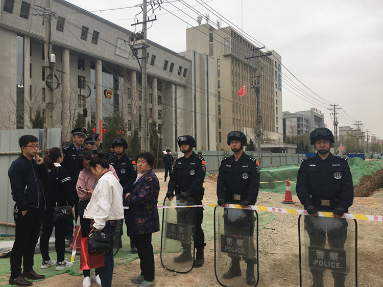 图集白银连环杀人案今日宣判法院门口聚集大量围观群众