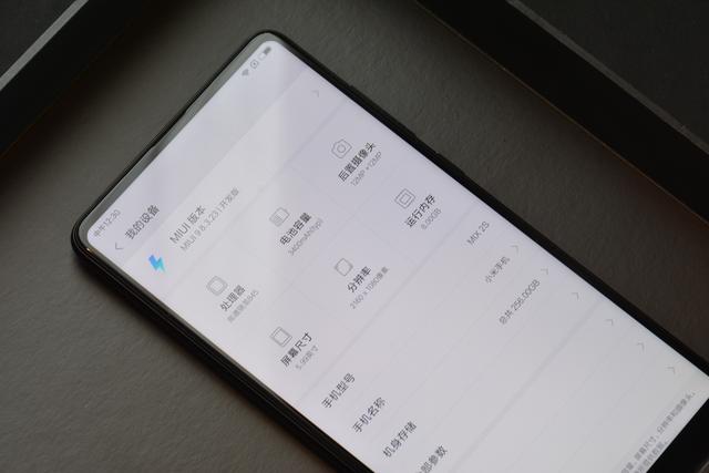 更出色的续航:上一代产品在相机方面的表现差强人意,这一次小米mix2s