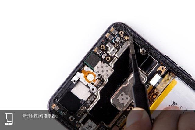 oppo r15摄像头特写 第四步:拆卸主板 接下来继续断开上下主板之间的