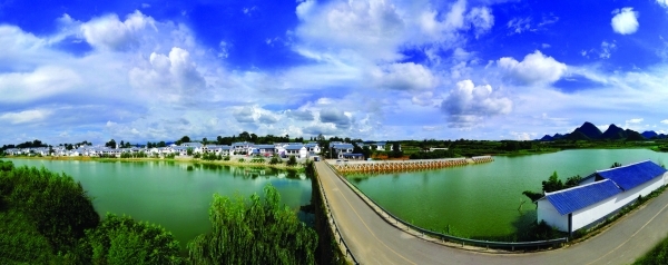 清镇市红枫湖镇芦荻哨村一景 阳红 摄