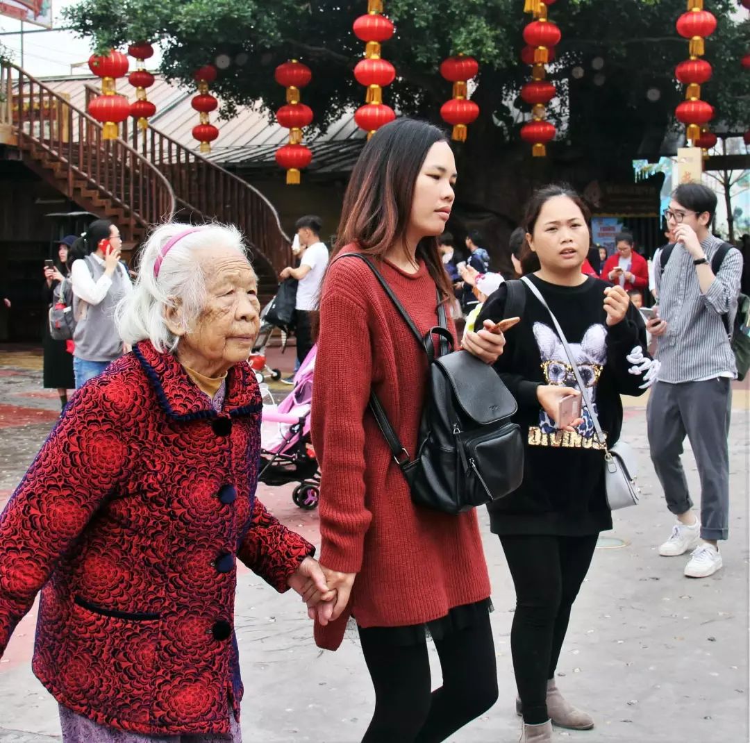 牵妈妈的手去旅游