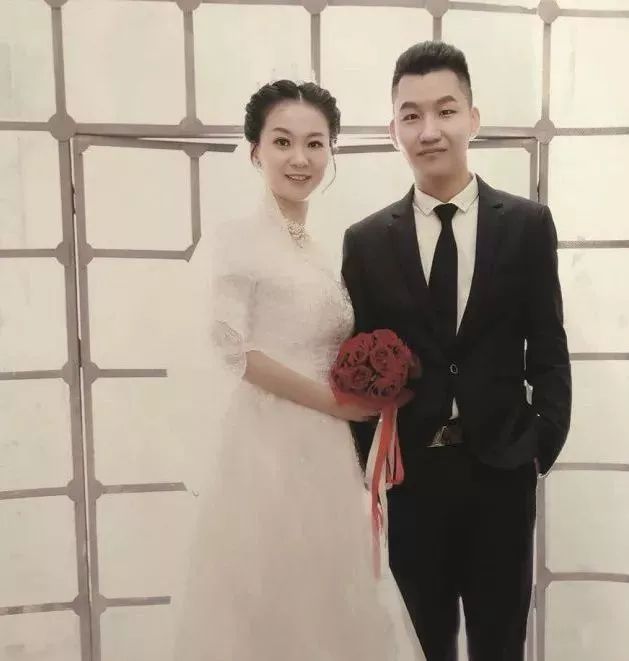 并在这一天赶往刘筱亭的家乡,为两位年轻人主持婚礼,送上祝福