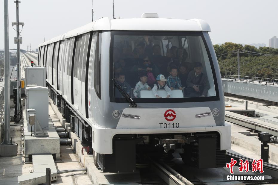 上海首条无人驾驶轨道交通线试运营