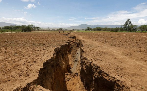 悲剧了!肯尼亚公路现大裂缝,专家:非洲怕要「裂成两半」了,没法阻止