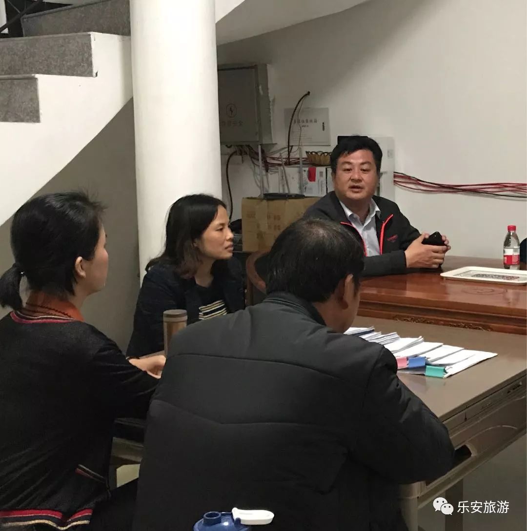 在视察景区建设工作后,杜国辉连夜组织相关部门召开工作调度会.