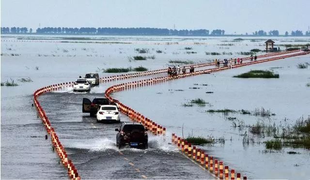 中国最美水上公路!女司机表示:虽然景不错,开车还是算