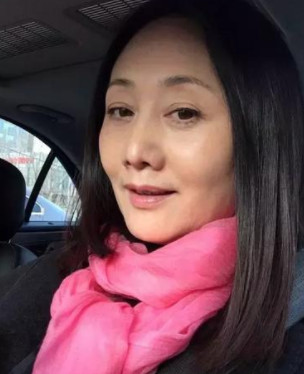 53岁令妃赵丽娟现状,与丈夫因戏结缘,女儿遗传了妈妈的美貌!