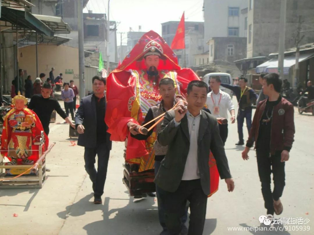 林太师公祠堂祭拜仪式云霄县电视台采访林太师公神位珍藏者方宝珍和有