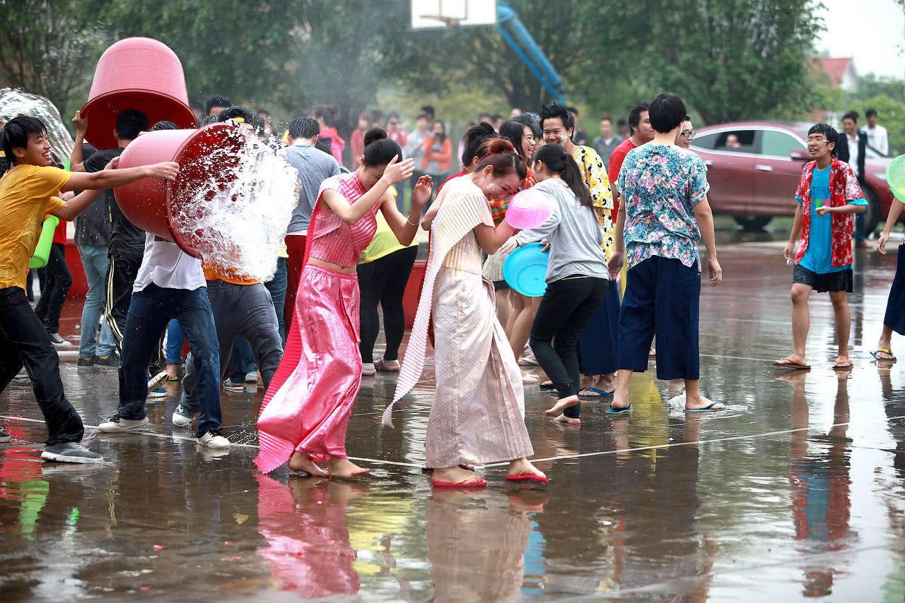 泰国泼水节，全民湿身狂欢，HIGH到高潮