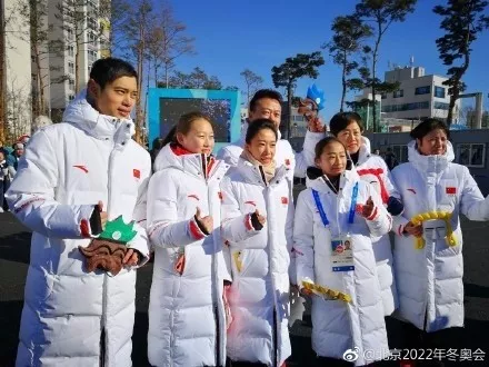 机智的网友们发现,这是平昌冬奥会国家队的最新款羽绒服外套~也不知道