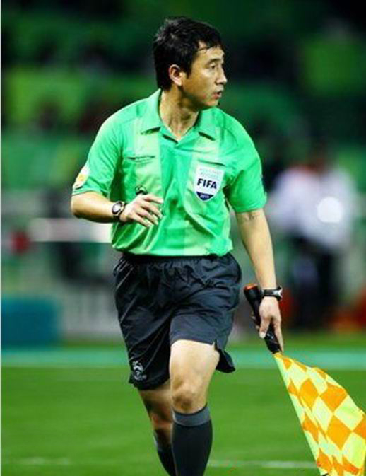 中国足球裁判员穆宇欣(天津籍)2010年在南非世界杯比赛中担任助理裁判