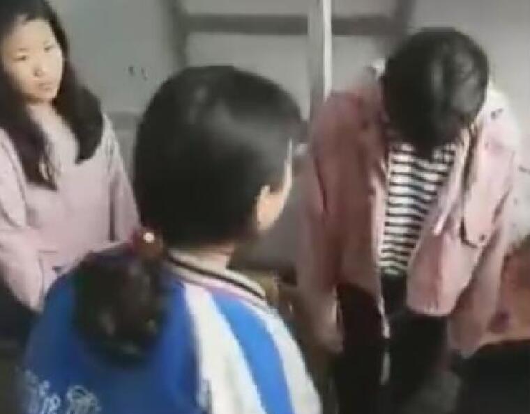 视频显示,多名女中学生在宿舍内围殴一名同学.