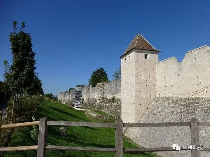 古镇周边环绕着高高的中世纪城墙,最高处是一座12世纪的要塞,建在当年