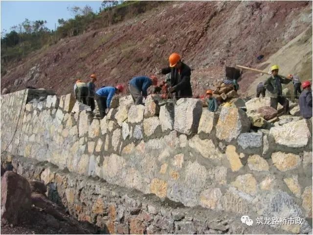 挡土墙施工质量控制主要有:墙体位置及尺寸,砌体及砂浆强度,砂浆饱满