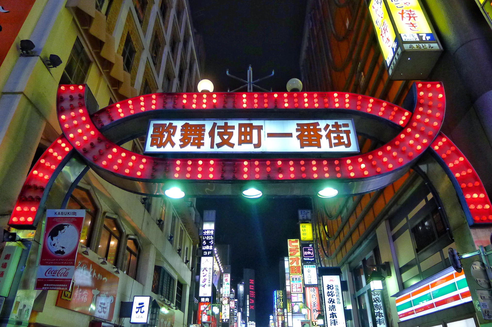 [4KHDR]日本东京新宿歌舞伎町街头，两个可爱妹子的吉他弹唱 |-小柒君TV-小柒君TV-哔哩哔哩视频