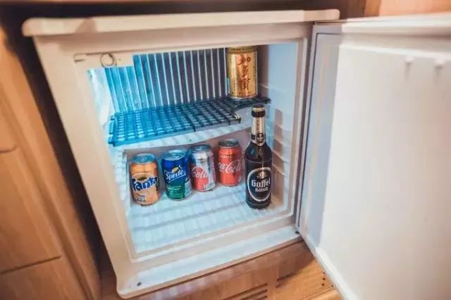 冰箱中的各种饮料和啤酒,一切都是免费的!