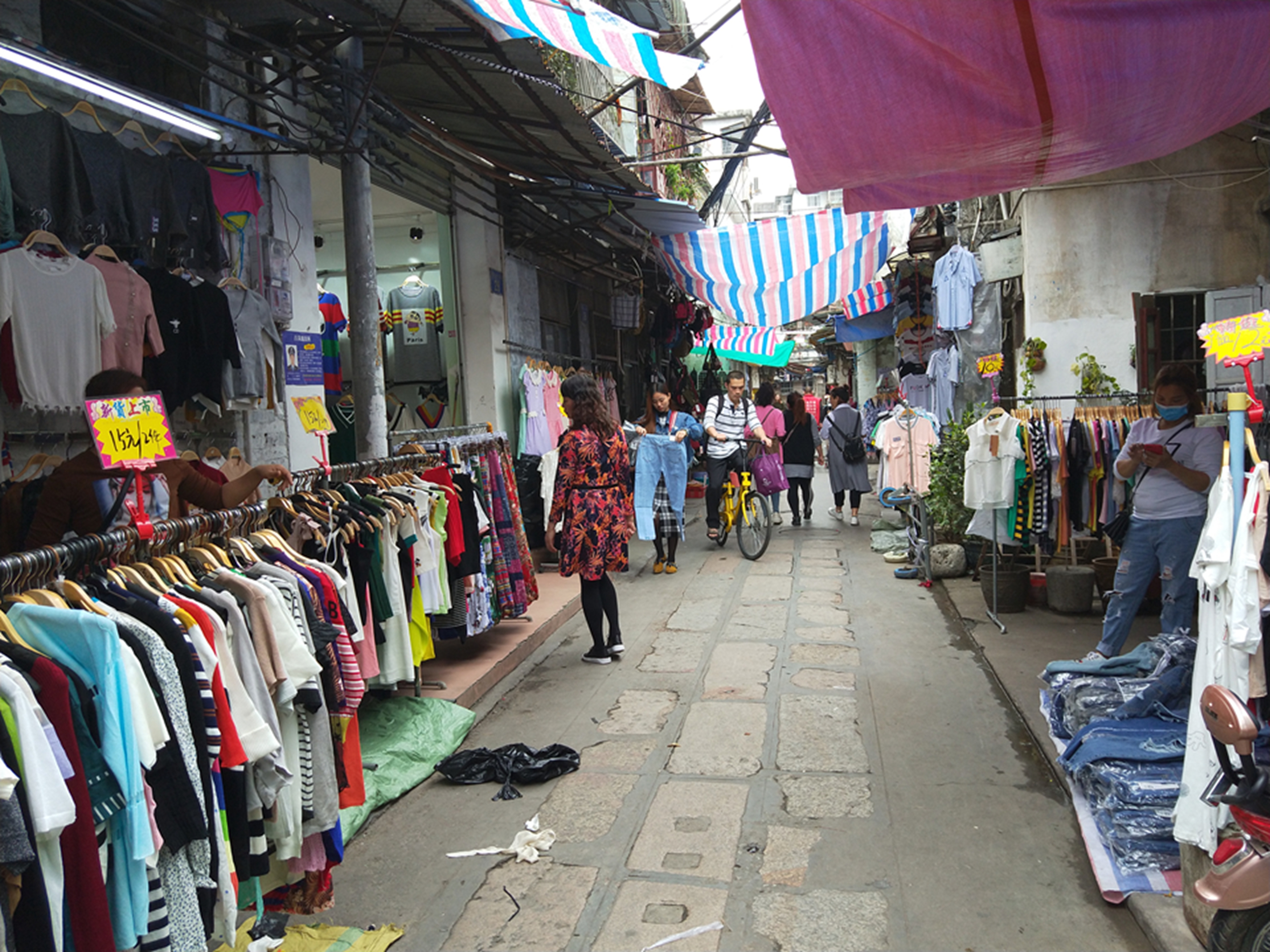 广州著名服装尾货市场,衣服便宜款式多,老外都青睐这地方