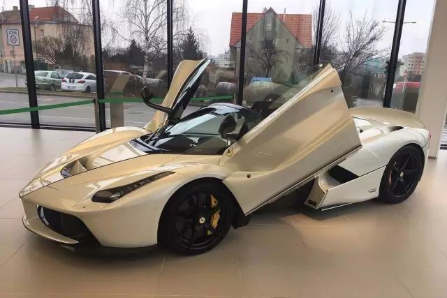 敞篷马王大赏,白色法拉利laferrari aperta!_搜狐汽车