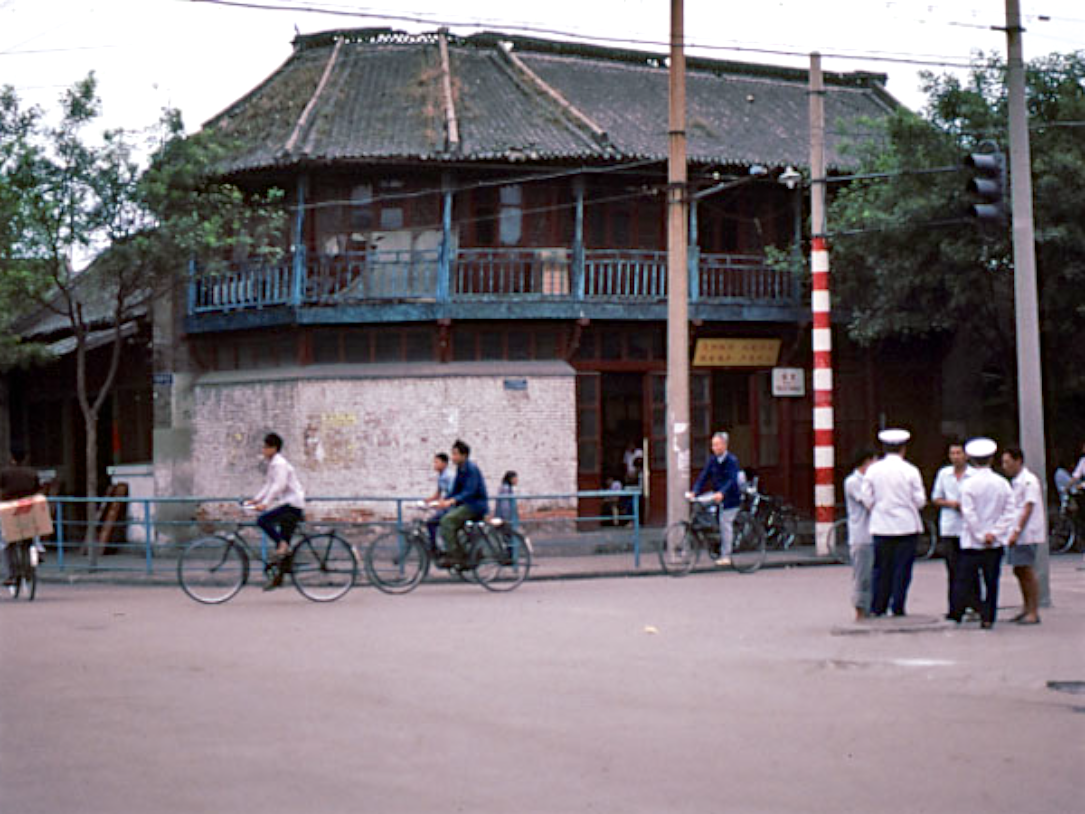 老照片:八朝古都汴梁,三十五年前的开封街景