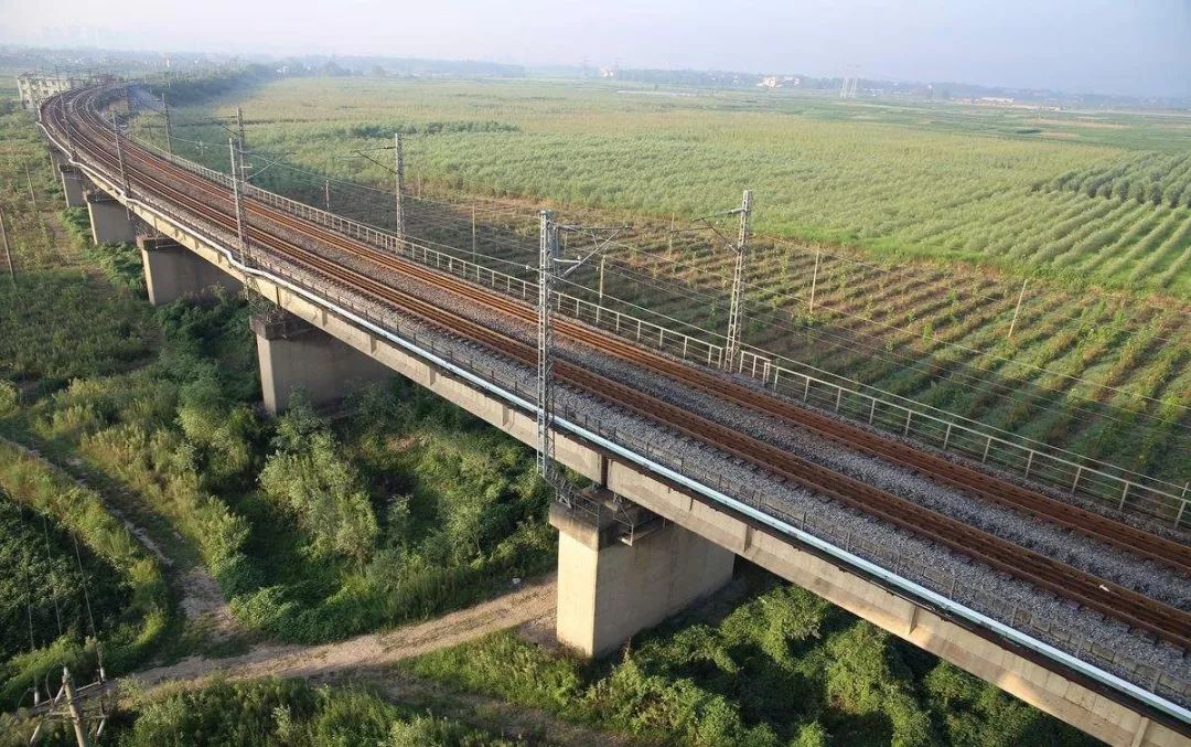 阜淮铁路横贯全境,在口孜设有三等停靠站,并建有高标准的货场,货台.