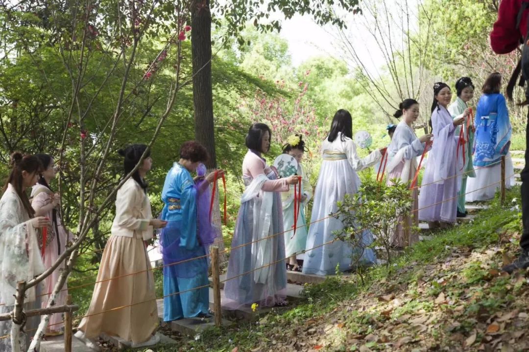 精彩回顾丨汉式书院成功举办花朝节汉服活动,祭花神,赏红,吃花糕.