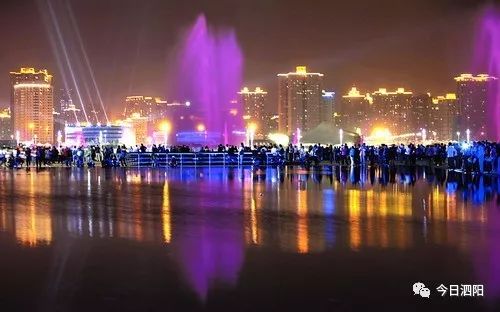 泗阳产的苹果 ▲美丽的雪景 ▲泗阳炫丽多彩的夜景 ▲泗阳万亩桃花