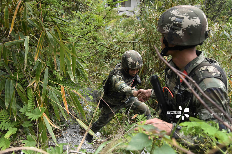 广西桂林:武警特战勇士征战桂北高山溶洞