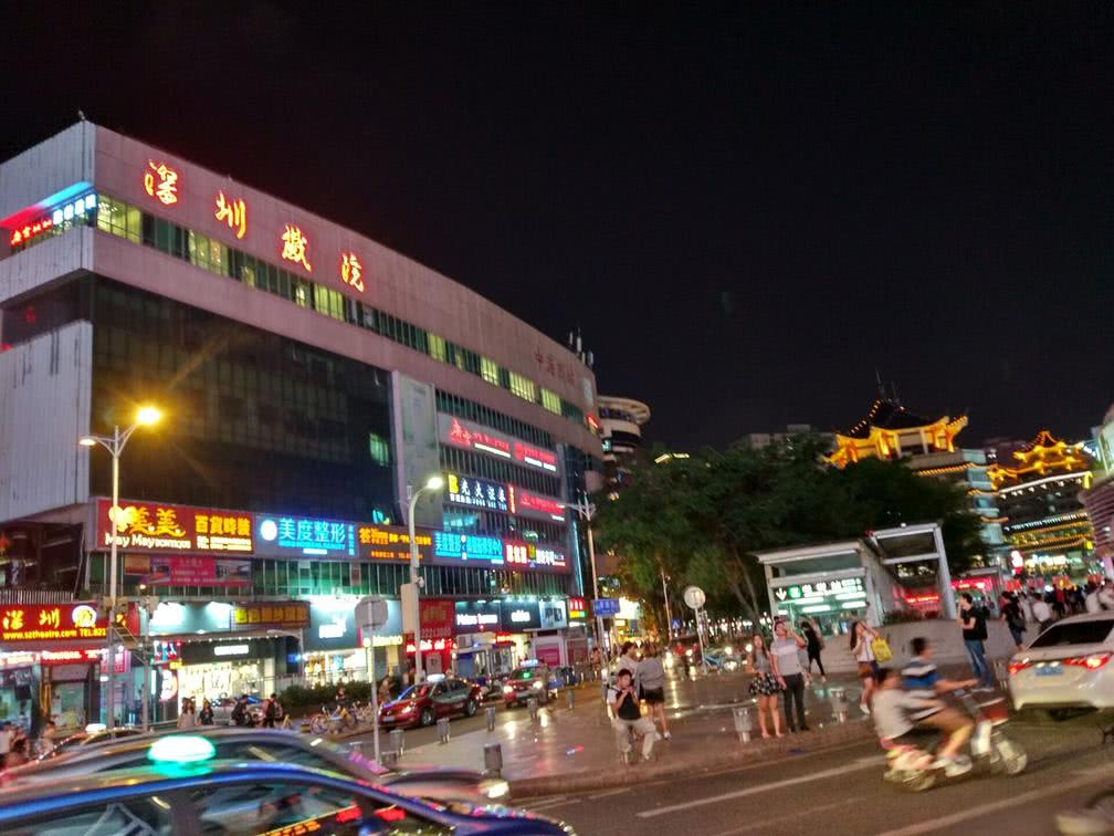 深圳的老街夜市,就在老街地铁站,熙熙攘攘的人群给夜晚增添了些许闹意