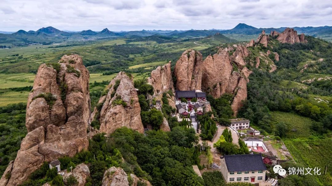 境内旅游名胜更是数不胜数,十三峰(石山)与关外第一山医巫闾山一脉相