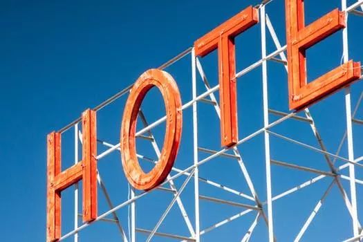 酒店龙头企业年度营收超25%，中端市场成争夺热点全球投资