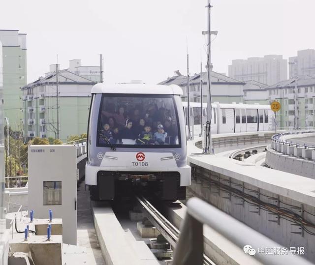 直接在沈杜公路地铁站内可以实现换乘.