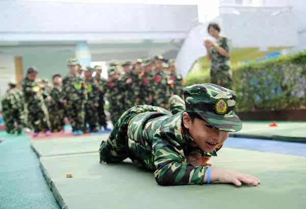 匍匐前进(锻炼孩子的反应能力及身体协调能力)战术训练亲自操作,打下