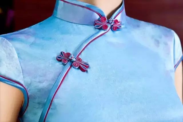 今天为大家介绍旗袍领口类型, 以及其适合的脸型.