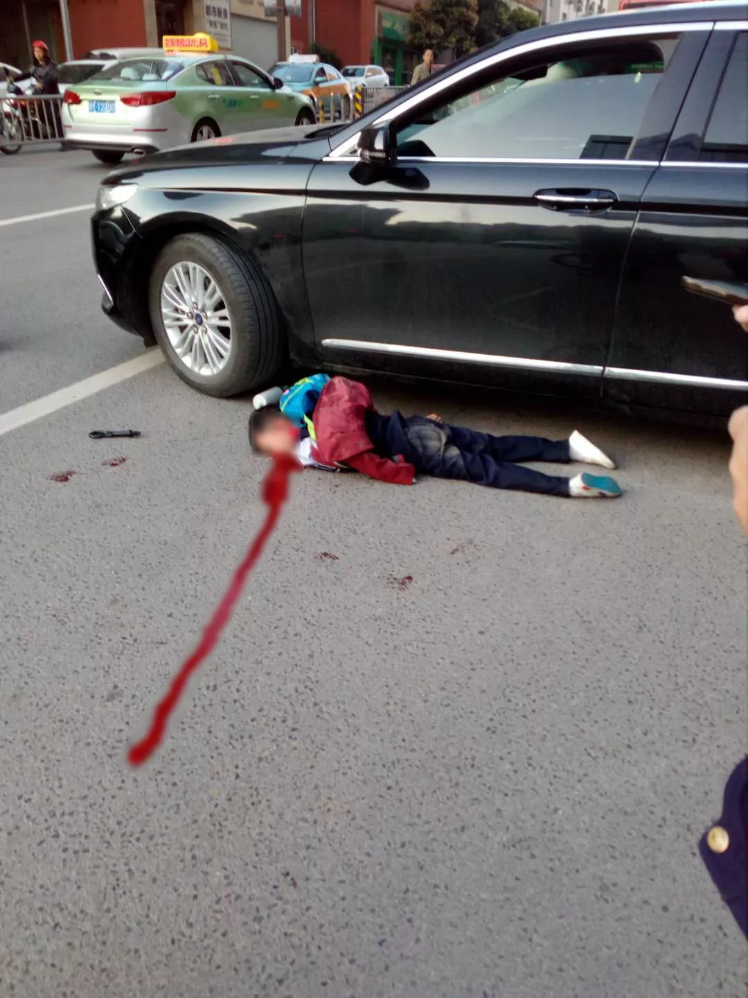 【突发】今早巴城澜桥嘉州附近小轿车撞倒小学生,鲜血