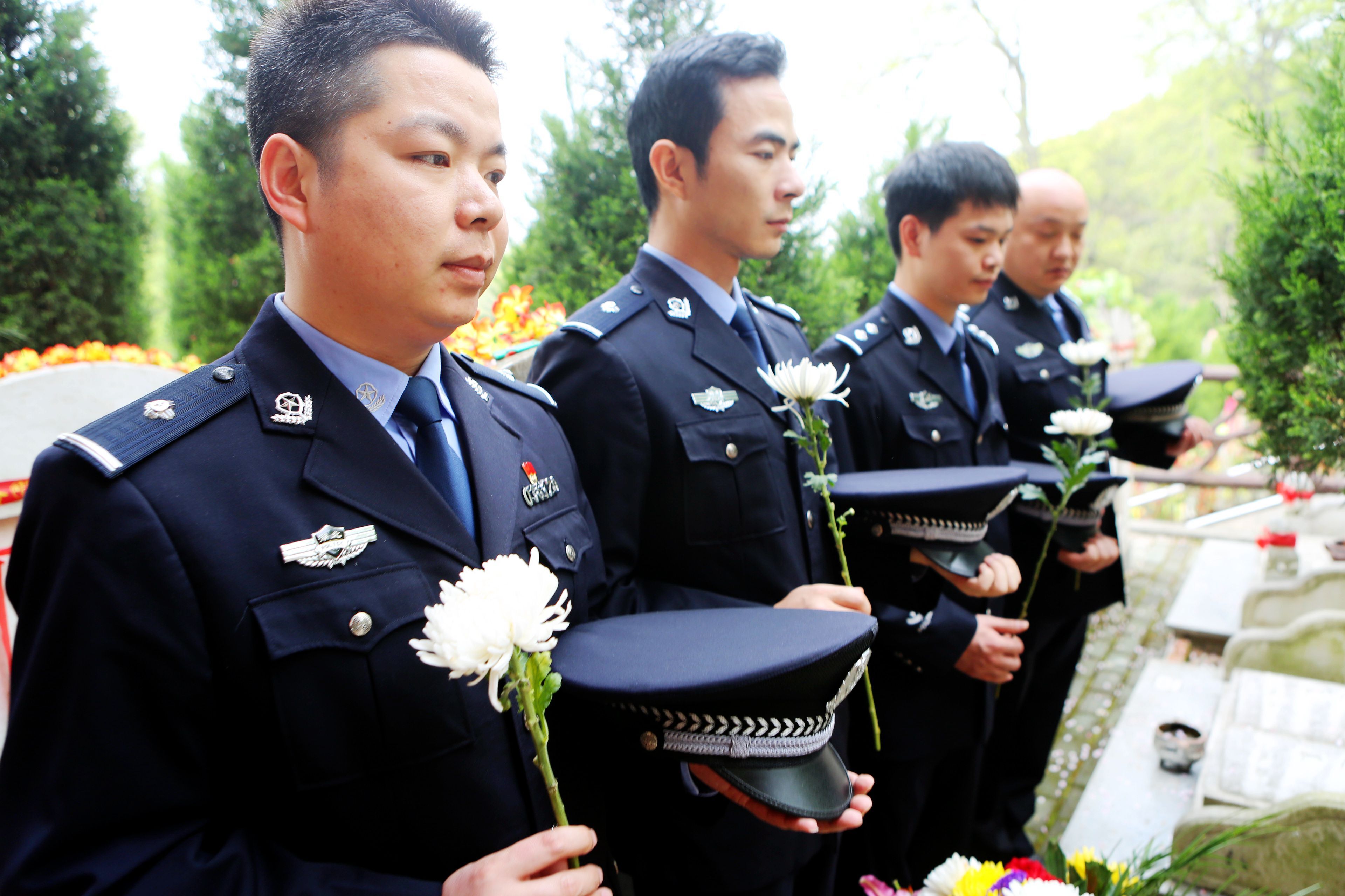 武汉东西湖区警方组织青年民警缅怀英烈,牢记使命