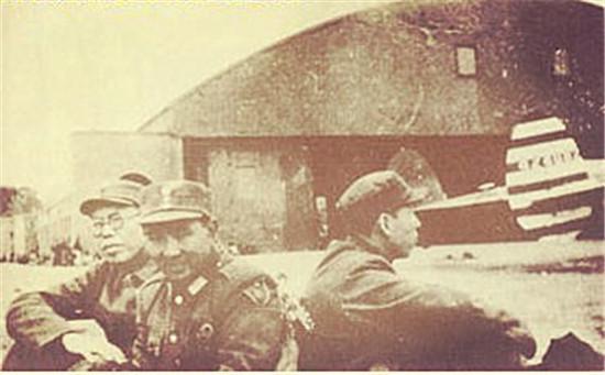 解放战争时期的李聚奎将军(左二)