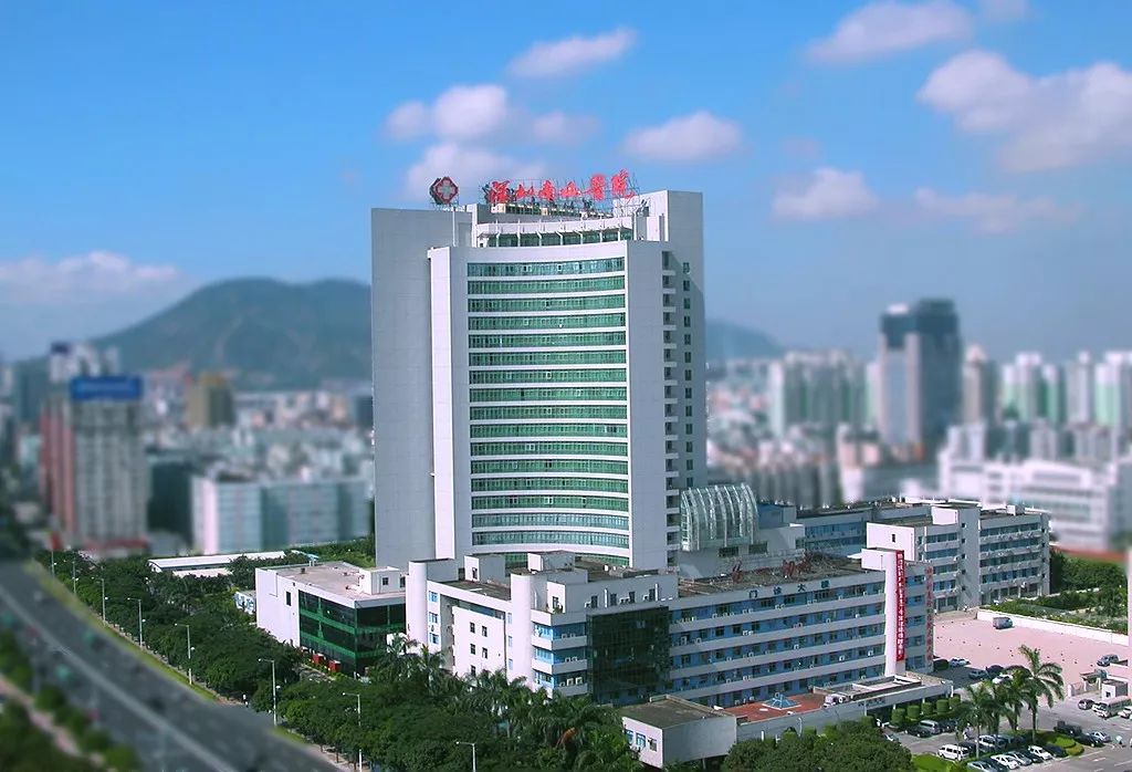 深圳市第二人民医院院内约有200个停车位,位于医院大门前方,车位较为