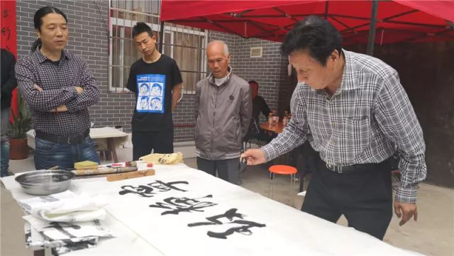 政府黄楼书画会常务副会长李敬伟,画家郭柱洲,董小震,郭诗迪,刘肖恒