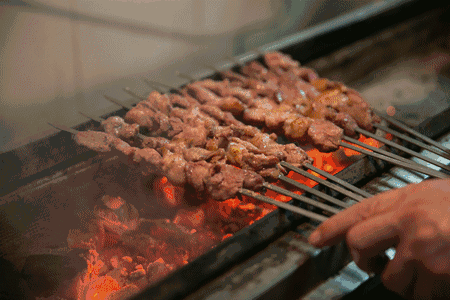 新疆烤羊肉串是新疆民族特色的风味小吃 色泽酱黄油亮,肉质鲜嫩软脆