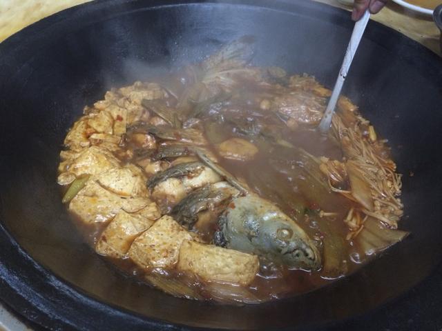 东北农村老奶奶们做的铁锅炖大鱼 吸引了城里吃货每个周末必去