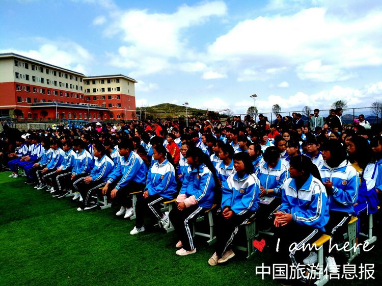 石门乡中学的学生和当地老百姓近千人观看演出