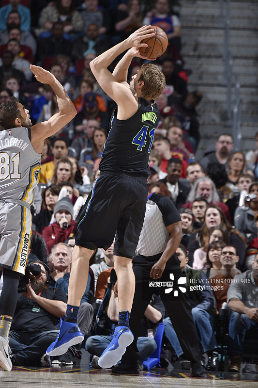 oh - april 1: dirk nowitzki #41 of the dallas mavericks shoots