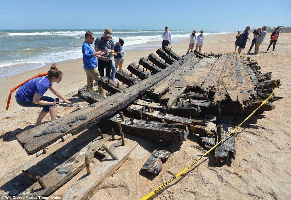 佛罗里达州海滩冲上18世纪古老沉船遗骸,保存完好堪称沉船界圣杯