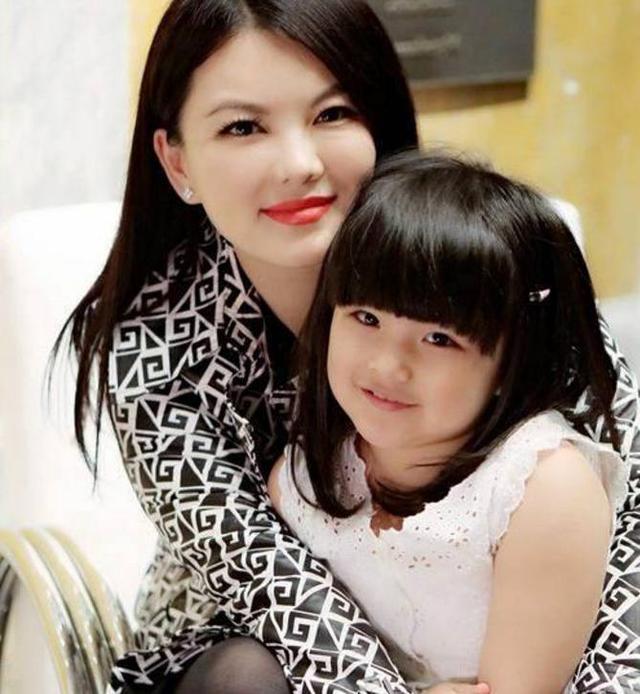 李湘和王岳伦的女儿王诗龄,李湘是娱乐圈出了名的"富养"女儿的代表.