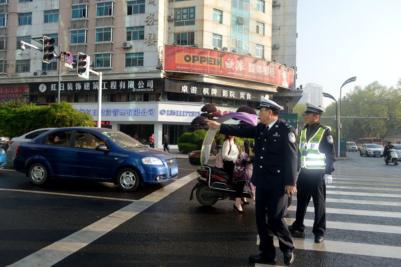 常德交警支队支队长邱兵泉履职道路交通管理"路长制"