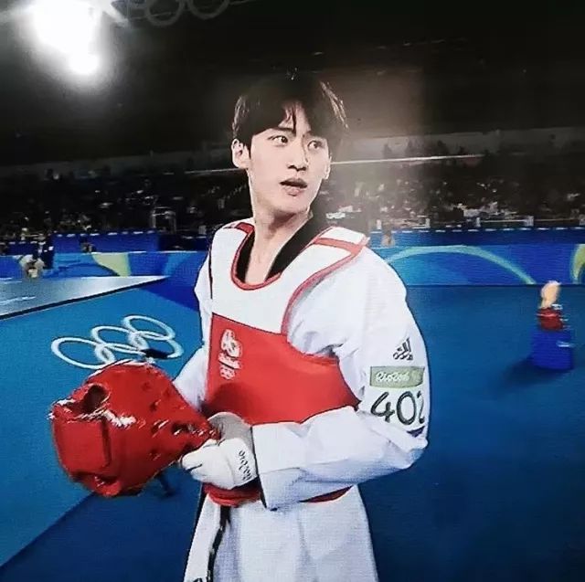 李大勋是韩国跆拳道选手,不仅专业素质过硬,长相也十分帅气.